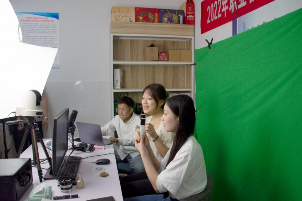 图片包含 室内, 人, 电脑, 女人描述已自动生成 图片包含 室内, 人, 电脑, 女人描述已自动生成